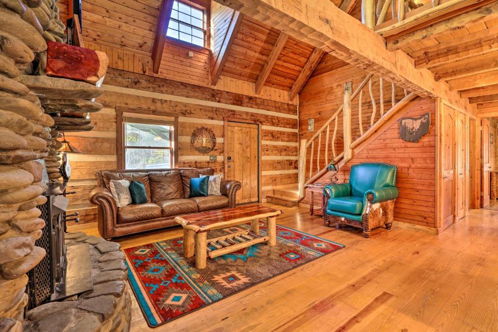 Luxe Dog-Friendly Cabin with Hot Tub and Game Room photo 3