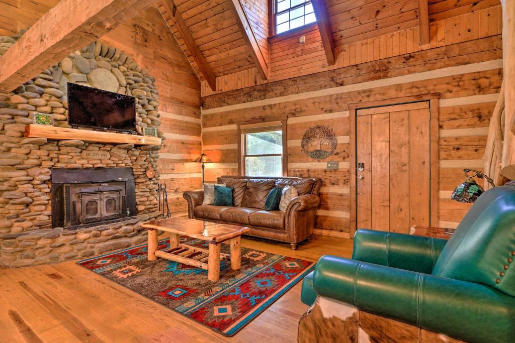 Luxe Dog-Friendly Cabin with Hot Tub and Game Room photo 4