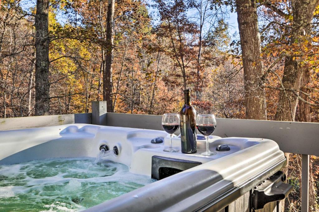 Luxe Dog-Friendly Cabin with Hot Tub and Game Room photo 2