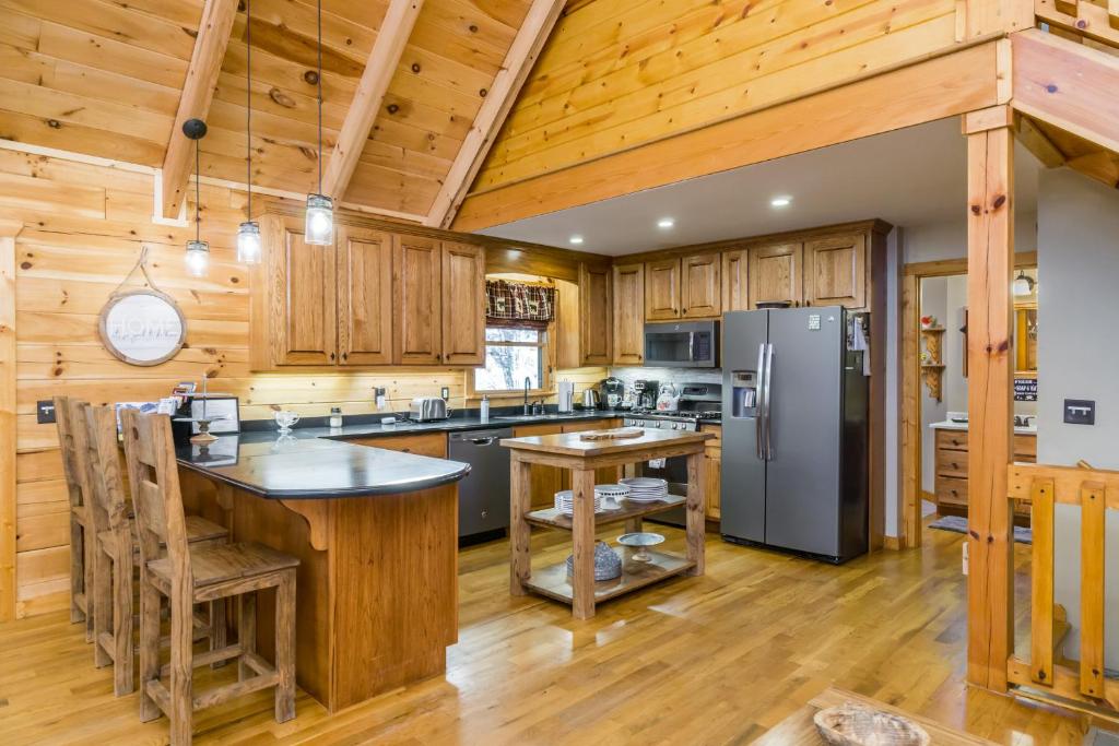 New Listing! Poppy's Great Escape - 4 Bed 4 Bath - Hot Tub photo 2