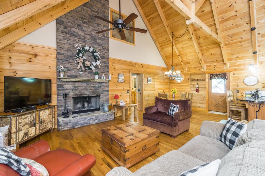 New Listing! Poppy's Great Escape - 4 Bed 4 Bath - Hot Tub photo 1