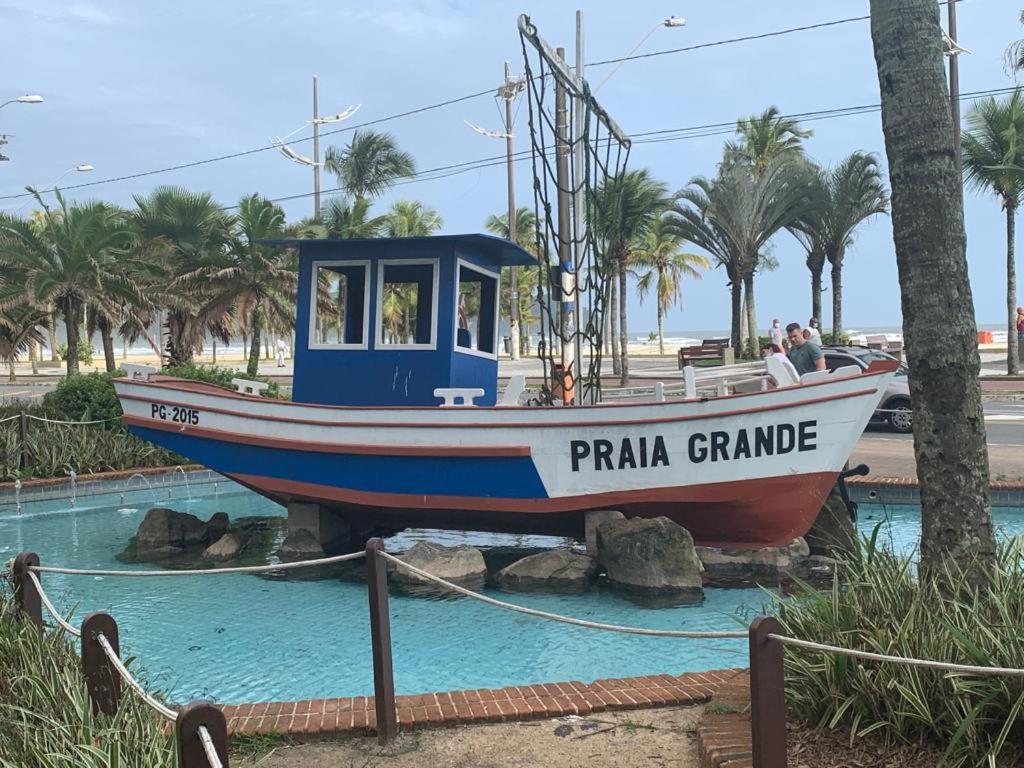 APARTAMENTO NA PRAIA GRANDE A 200 MÉTROS DA PRAIA, CONFORTÁVEL ESPAÇOSO WIFI 350 Mega TV Claro, ÓTIMA LOCALIZAÇÃO