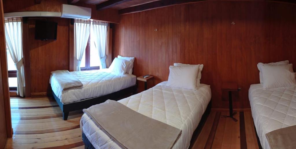 Hostal Caulle photo 2