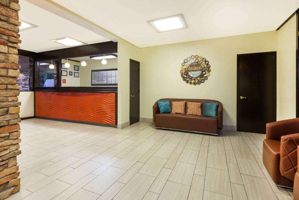 Howard Johnson by Wyndham Arlington Ballpark / Six Flags photo 1