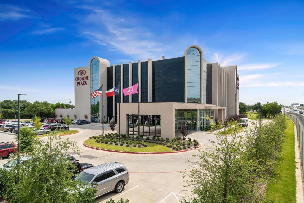 Crowne Plaza Suites Arlington, an IHG Hotel image