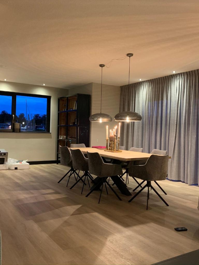 New high end waterfront family villa photo 4