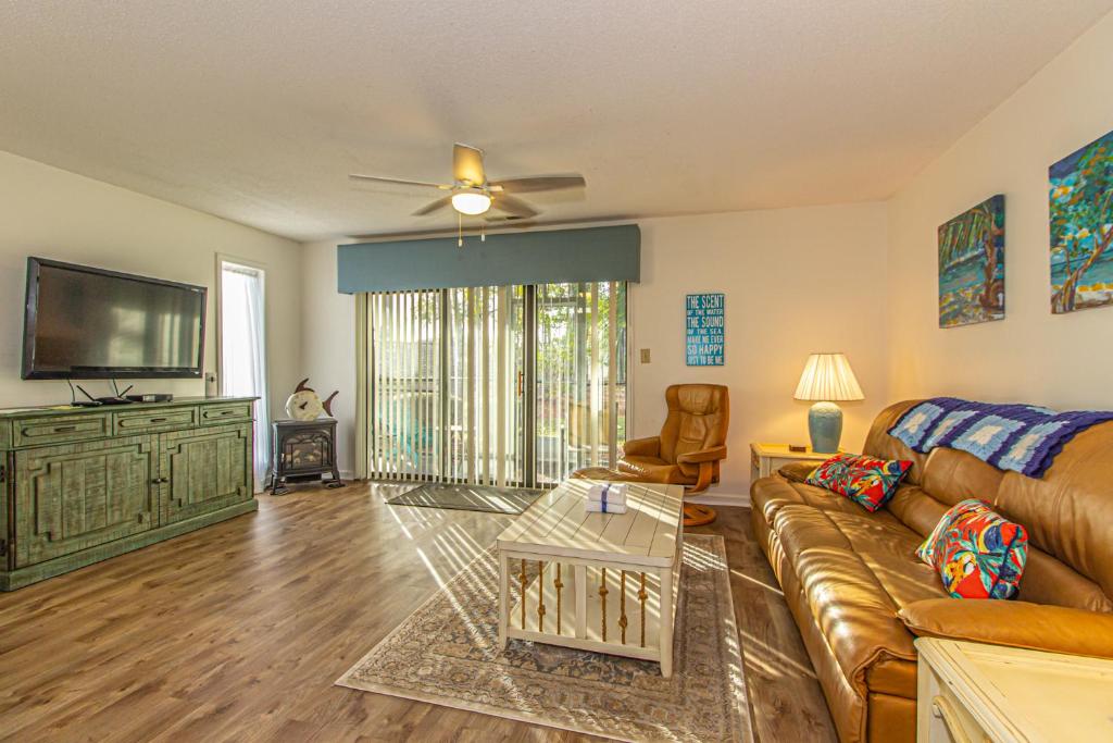 2 Bed 2 Bath Ground Level Golf Colony 33I Only 2 Miles To The Beach image