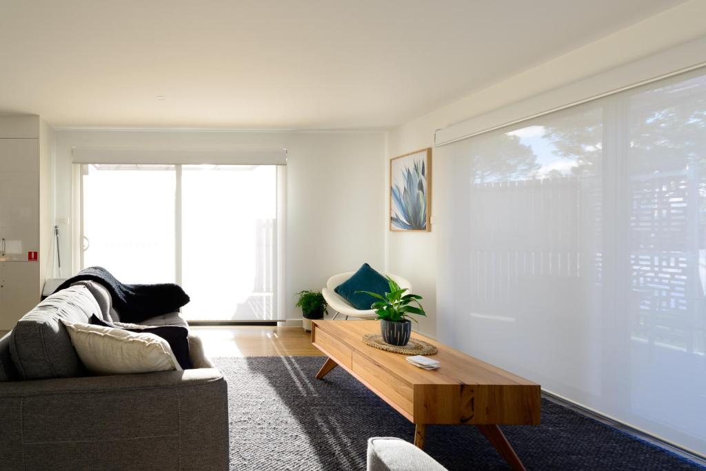 Georges Bay Apartments - Tap to explore photos