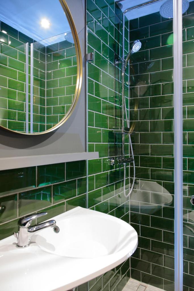 Leo Boutique Rooms - Adults Only - Tap to explore photos
