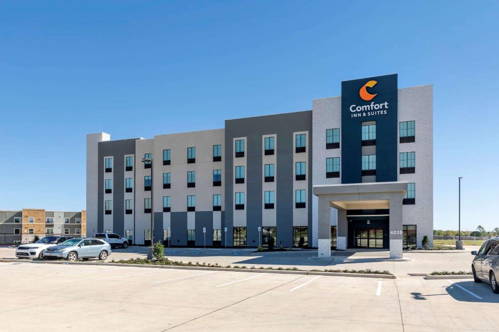 Comfort Inn & Suites Balch Springs - SE Dallas image