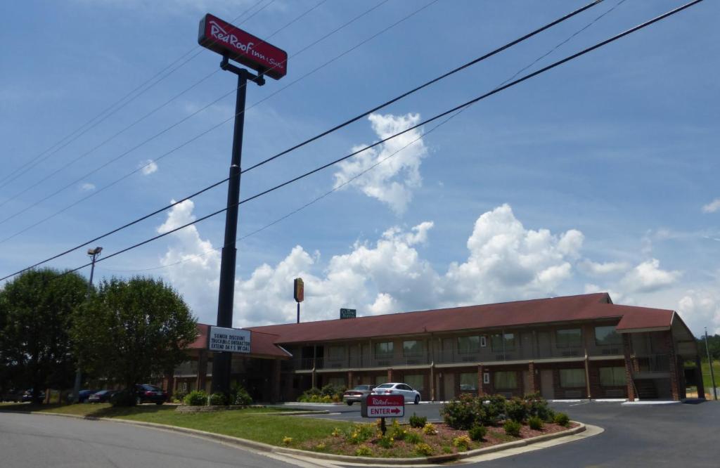 Red Roof Inn & Suites Cleveland, TN photo 1