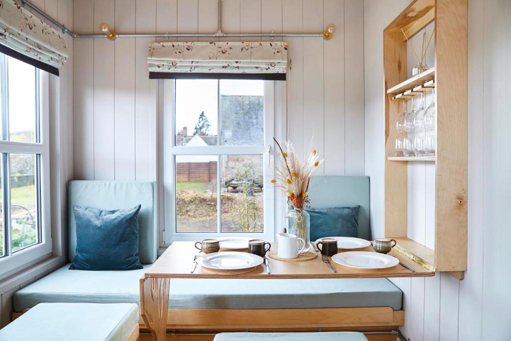 Unique tiny house with wood fired roll top bath in heart of the Cairngorms photo 2