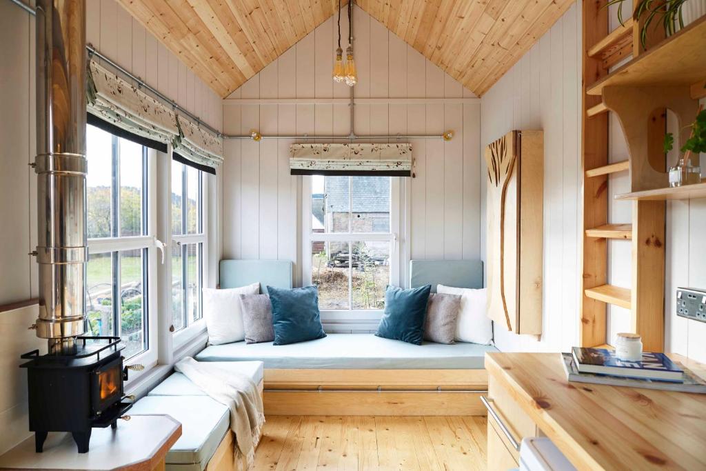 Unique tiny house with wood fired roll top bath in heart of the Cairngorms