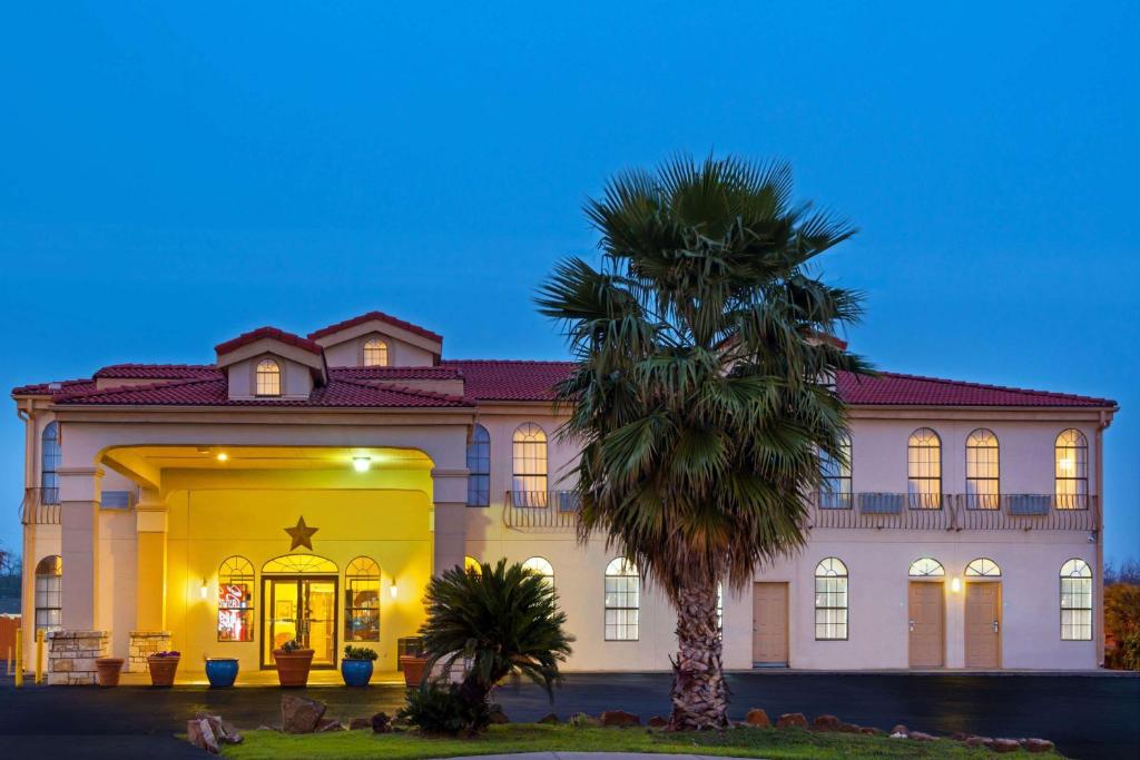 Days Inn by Wyndham Seaworld/Lackland AFB image