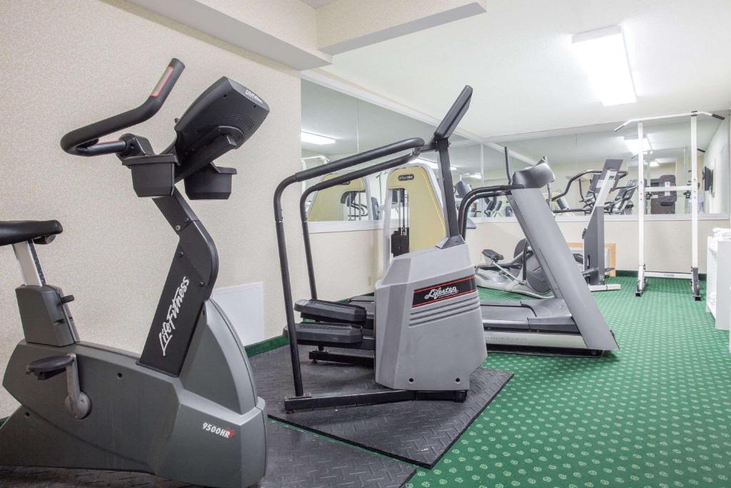 Ramada by Wyndham Angola/Fremont Area photo 4