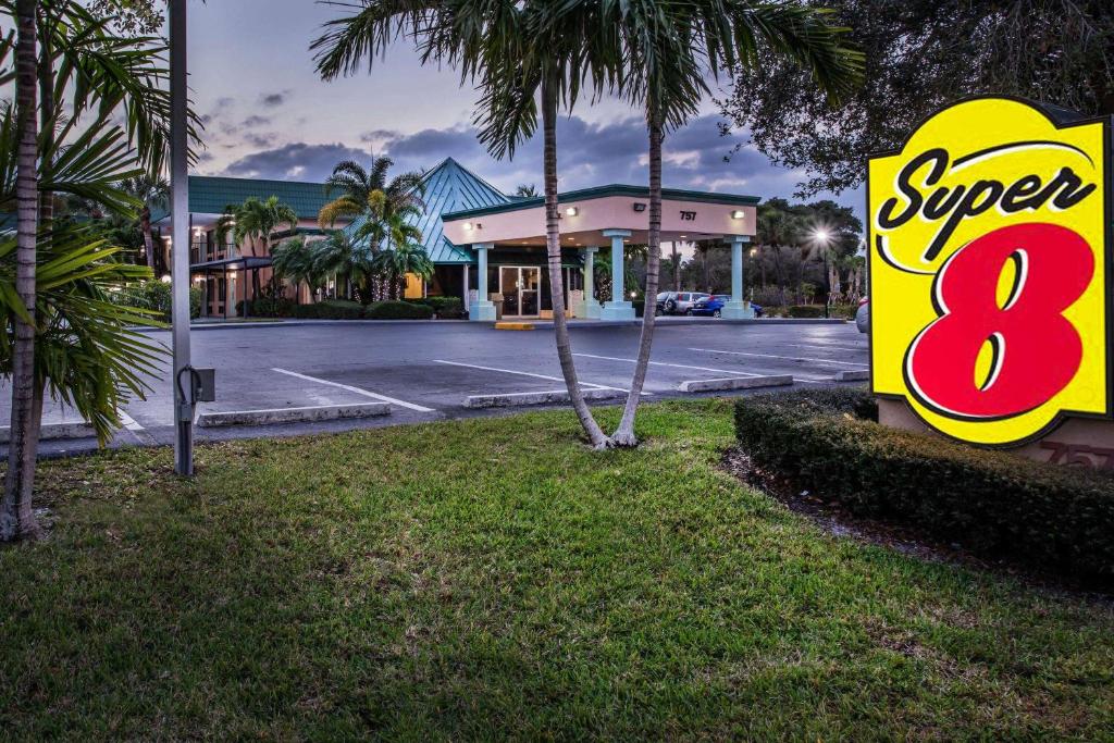 Super 8 by Wyndham North Palm Beach image