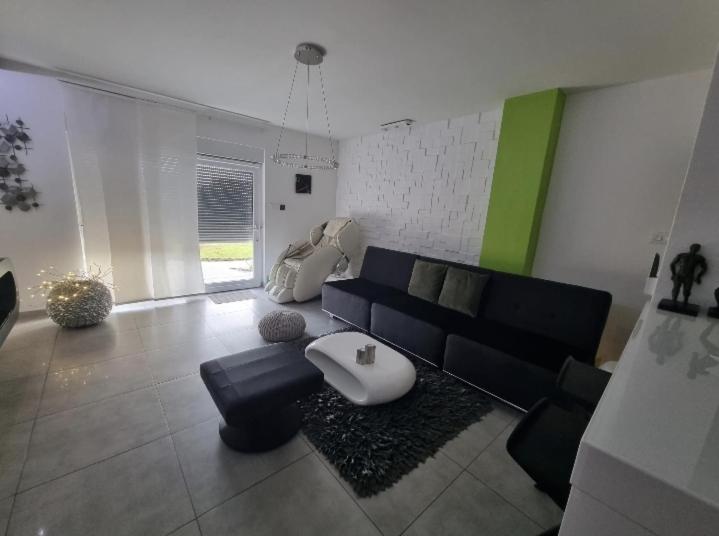 Apartment PLAZA ----Wallbox 11kW 16A ----- Private SPA- Jacuzzi, Infrared Sauna, Luxury massage chair, Parking, Entry with PIN 0 - 24h, FREE CANCELLATION UNTIL 2 PM ON THE LAST DAY OF CHECK IN photo 3