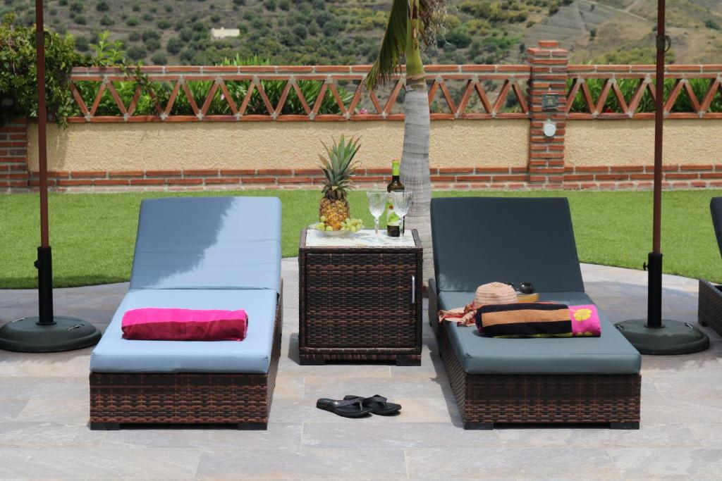 Exceptional Costa del Sol villa for 8, Hi spec, Tranquil setting, Amazing views. Heated pool. photo 3