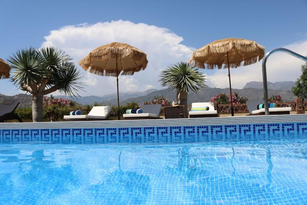 Exceptional Costa del Sol villa for 8, Hi spec, Tranquil setting, Amazing views. Heated pool. photo 4
