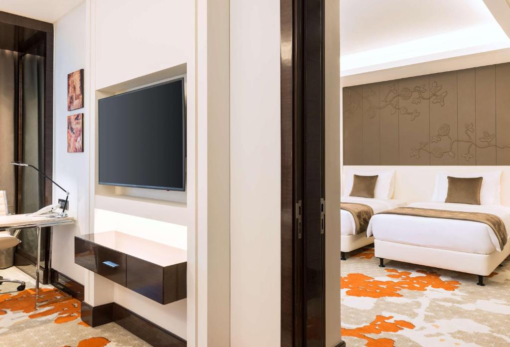 Семейный (Для семей - 2 смежных номера), Отель Radisson Blu Hotel, Ajman