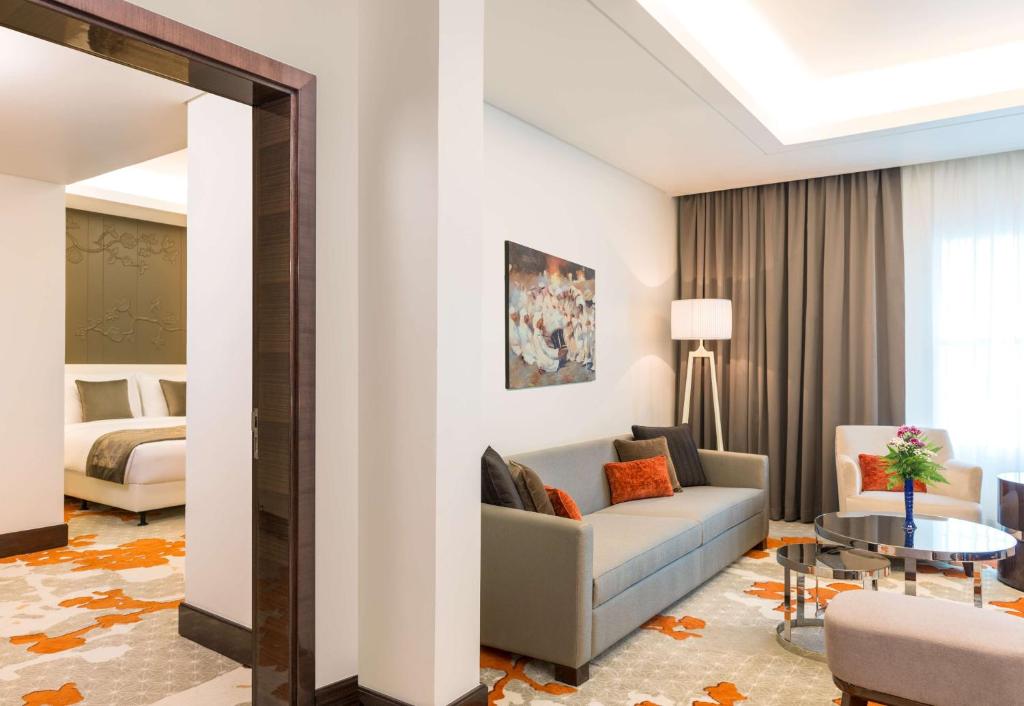 Сьюит (Люкс с посещением лаунж-зала), Отель Radisson Blu Hotel, Ajman