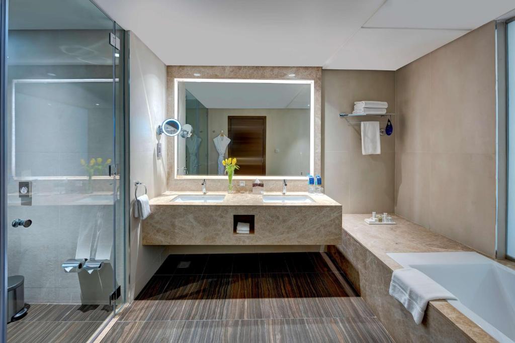 Сьюит (Полулюкс с правом посещения лаунджа), Отель Radisson Blu Hotel, Ajman