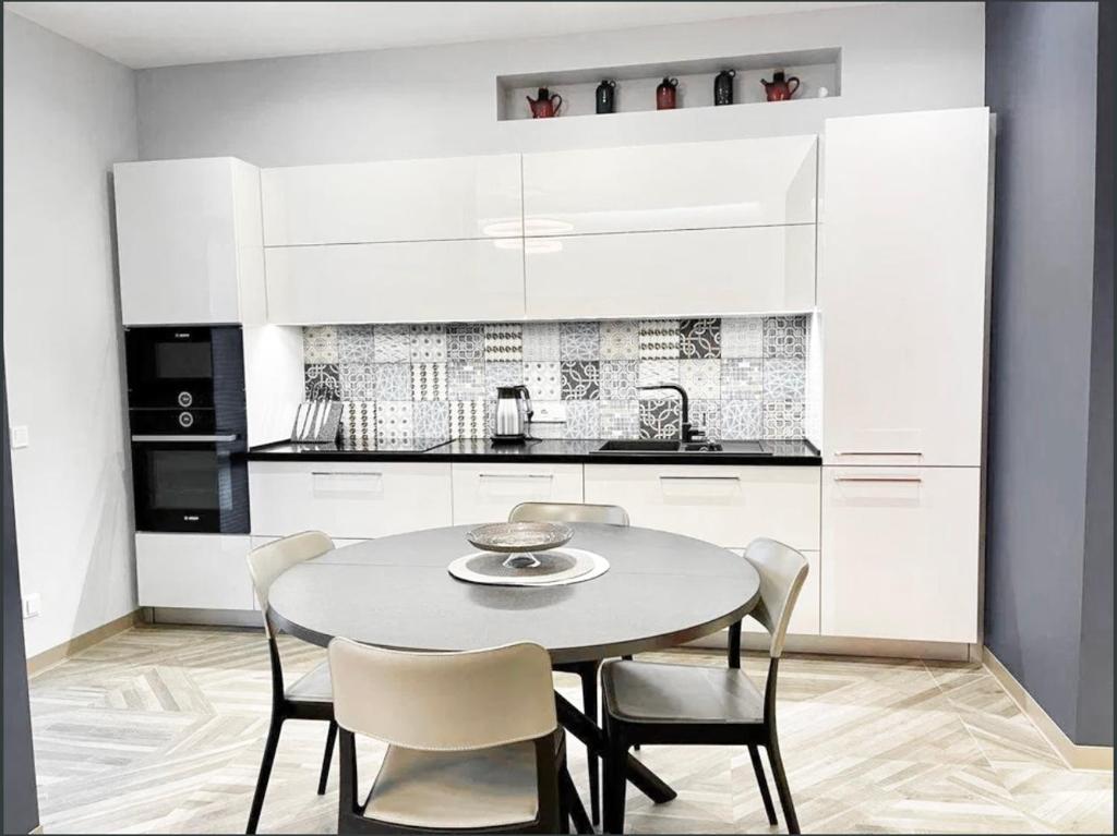 Most City area 2-bedroom Lux, Ekaterinoslav square photo 2