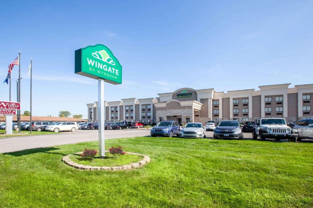 Wingate by Wyndham Detroit Metro Airport photo 2