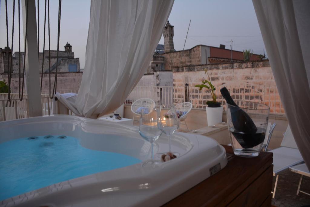 Vico degli Ebrei - Rooftop Jacuzzi - self check-in photo 3
