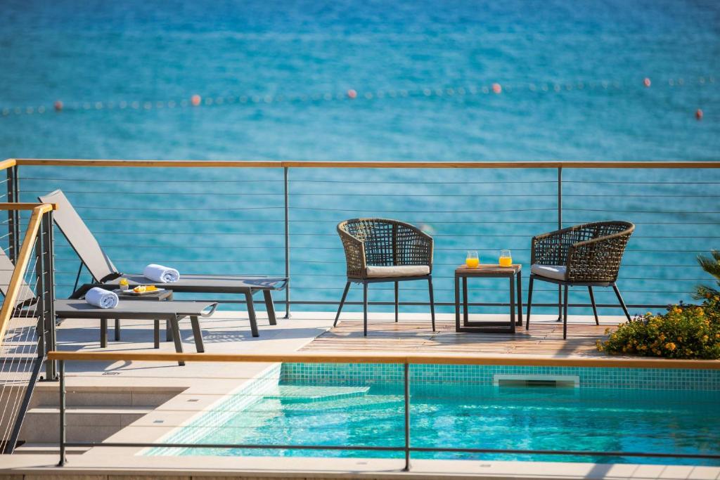 Luxury beachfront VILLA FLORES heated outdoor, indoor pool, whirlpool, sauna photo 4