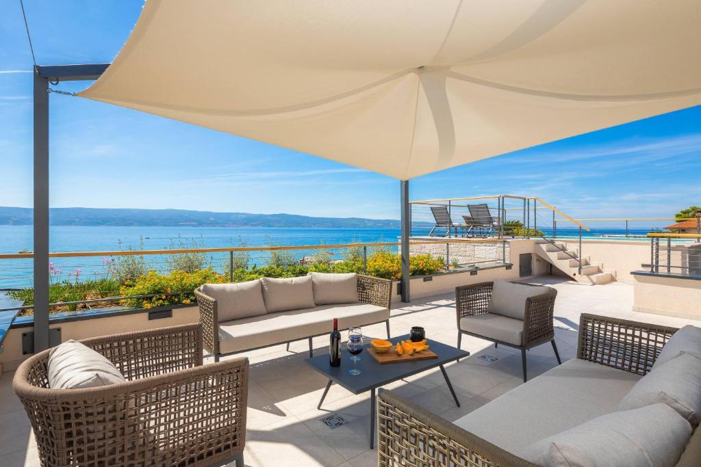 Luxury beachfront VILLA FLORES heated outdoor, indoor pool, whirlpool, sauna photo 3