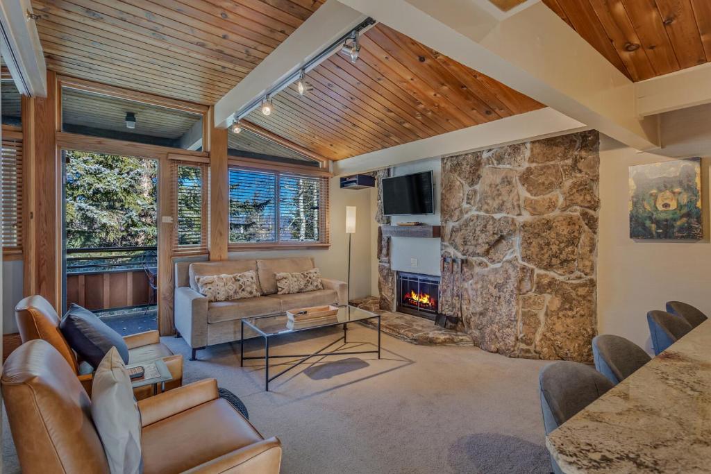 Laurelwood Condominiums 114 image