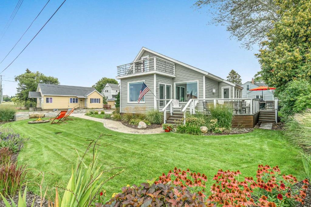Chic Manistee Cottage Steps to Lake Michigan! photo 2