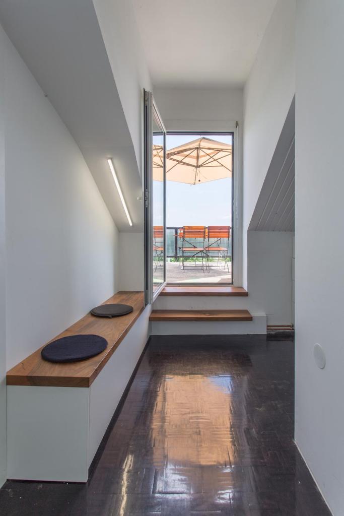 Lovely 3-bedroom Skyline Apartment photo 2
