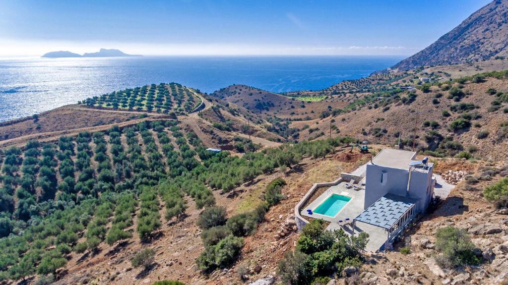 Tranquil sea view villa with private pool, just 2km from the beach! photo 1