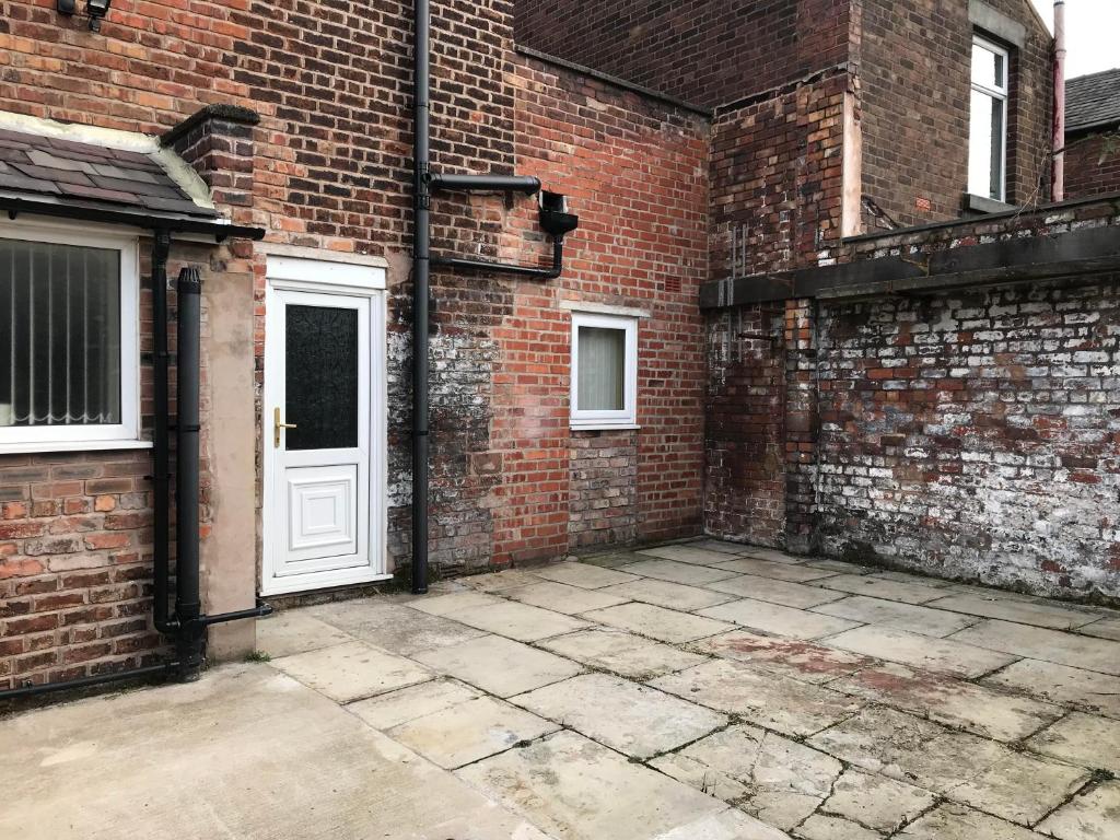 Modern Comfy 2-bedroom Flat in St Helens - Tap to explore photos
