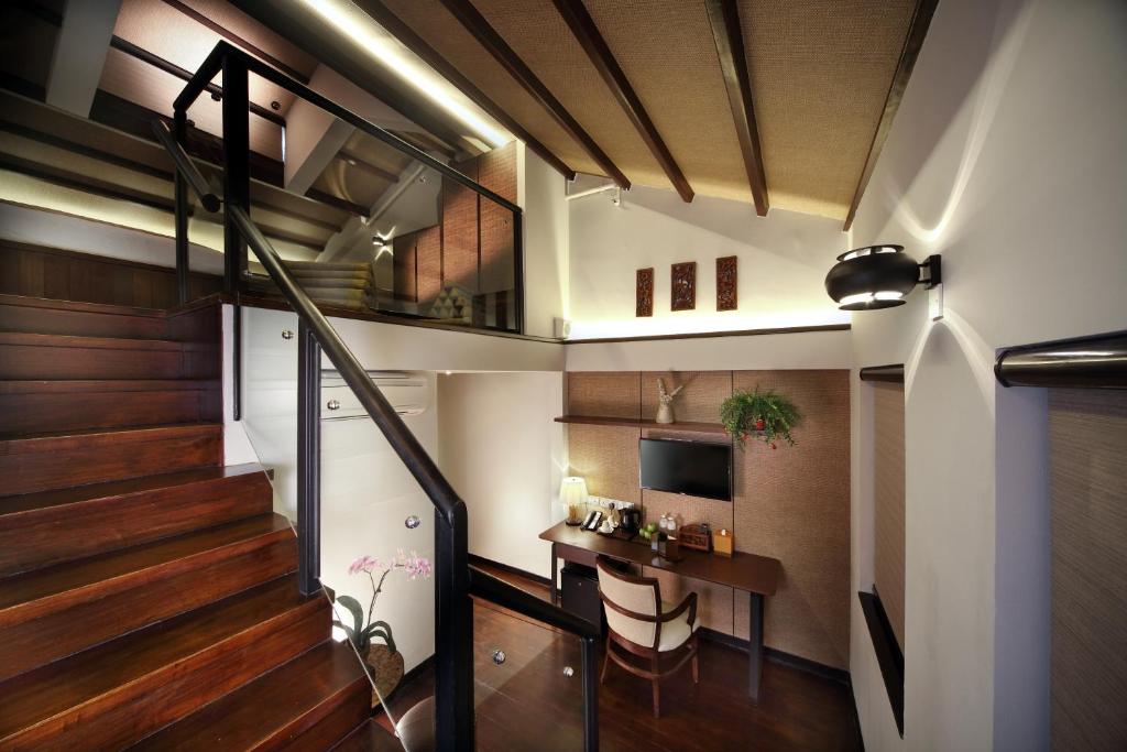 Сьюит (Люкс в мансарде), Hotel Clover 33 Jalan Sultan