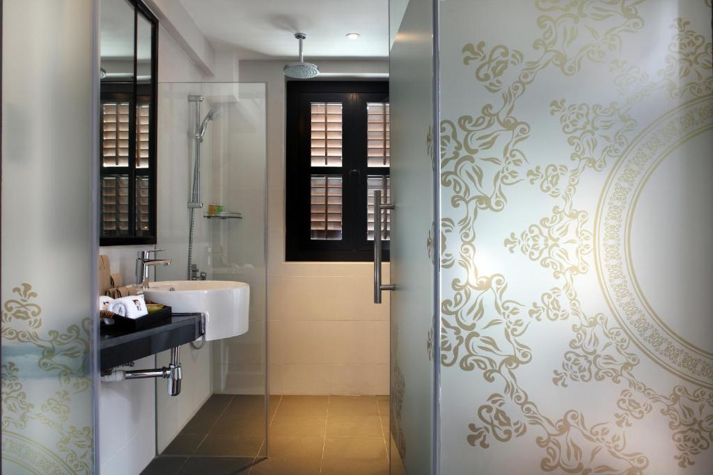 Двухместный (Двухместный номер Делюкс с 1 кроватью и балконом), Hotel Clover 33 Jalan Sultan