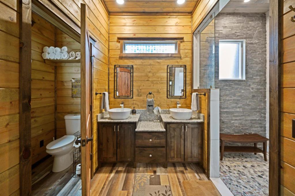 The Adirondack Honeymoon Hot Tub Soaking Tub Wood Burning Fireplace photo 1