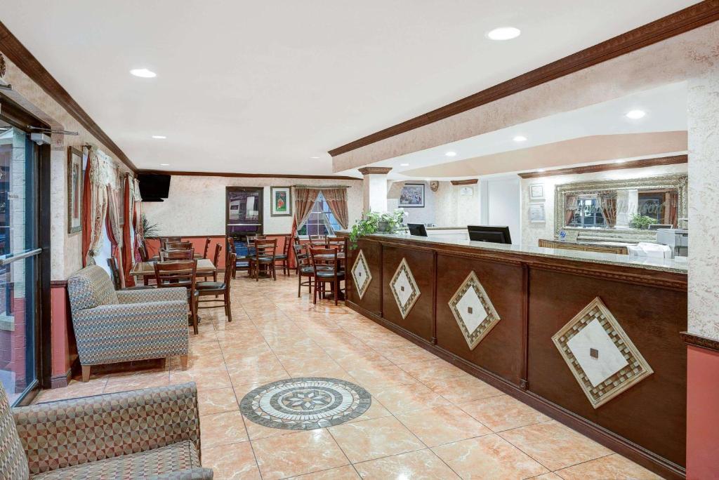 Howard Johnson by Wyndham Ft. Myers FL photo 4