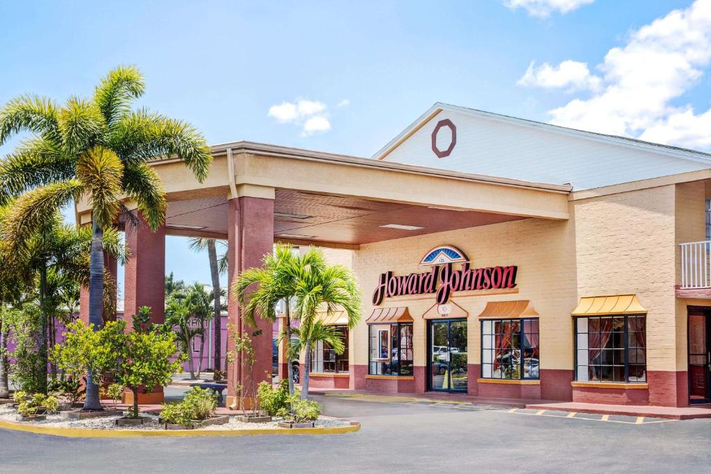 Howard Johnson by Wyndham Ft. Myers FL photo 3