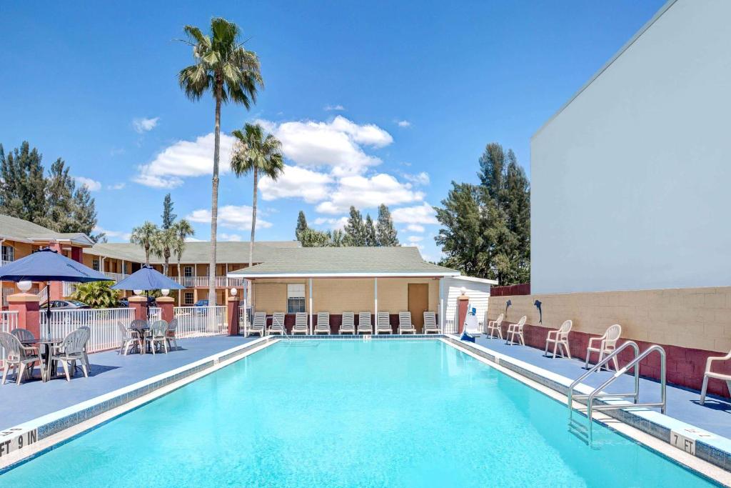 Howard Johnson by Wyndham Ft. Myers FL photo 1