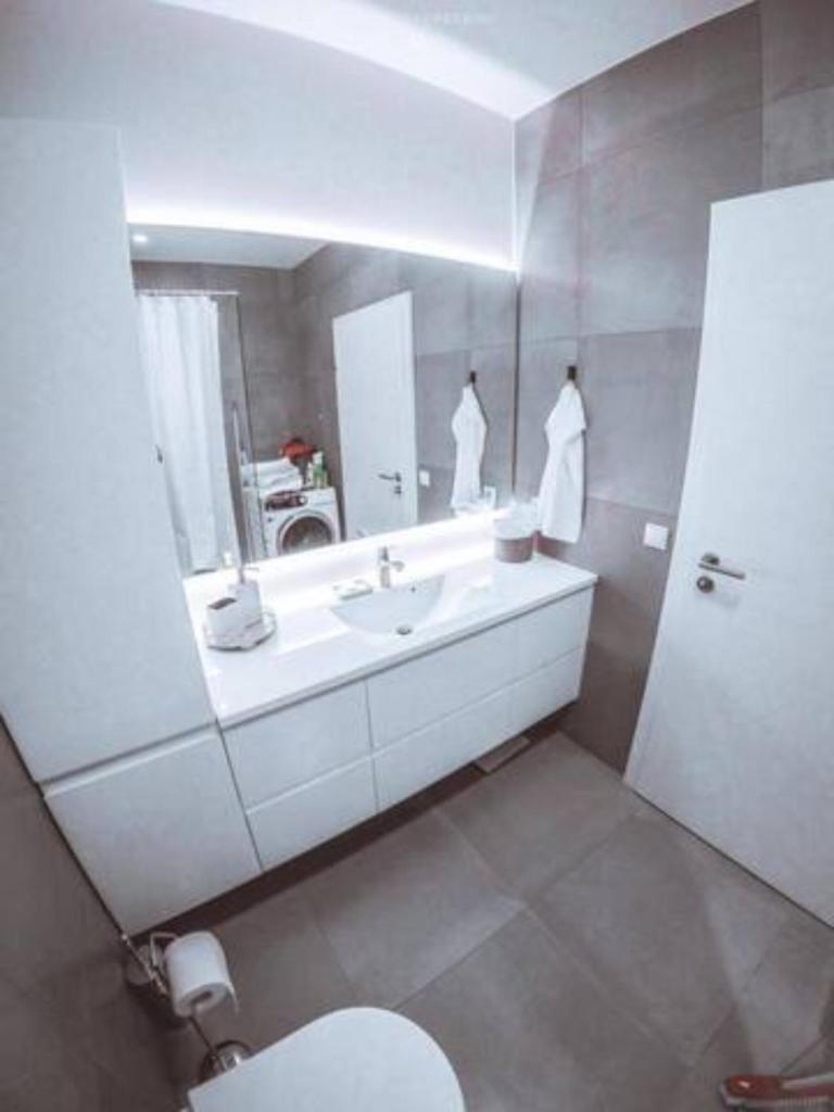Luxury New Apt in Downtown (83 sqm) photo 4