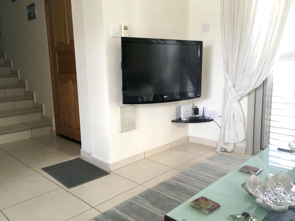 3 bedrooms villa with sea view private pool and enclosed garden at Kissonerga 4 km away from the beach photo 4