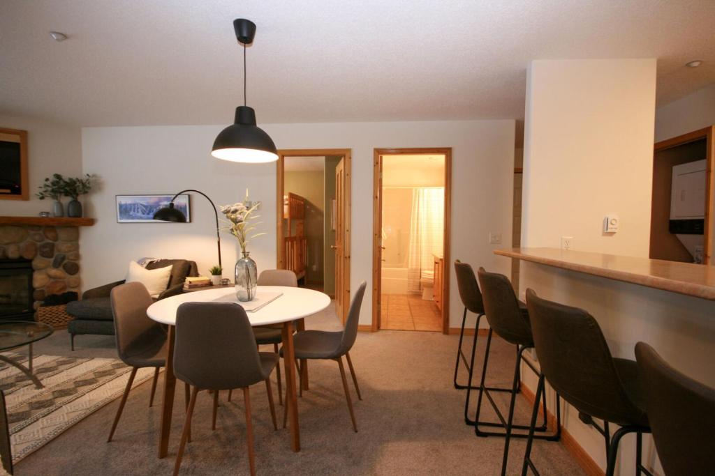 CRYSTAL FOREST 2BR Ski In Ski Out with PRIVATE Hot Tub photo 3