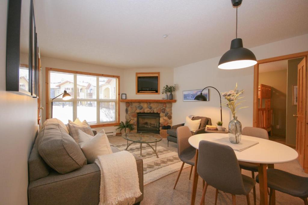 CRYSTAL FOREST 2BR Ski In Ski Out with PRIVATE Hot Tub photo 2