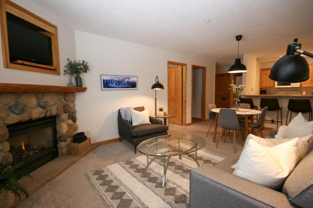 CRYSTAL FOREST 2BR Ski In Ski Out with PRIVATE Hot Tub photo 1