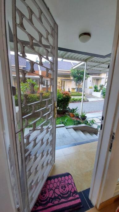 Villa Swandara Rancamaya With Netflix, Youtube, SmartTV and Nice Backyard photo 1