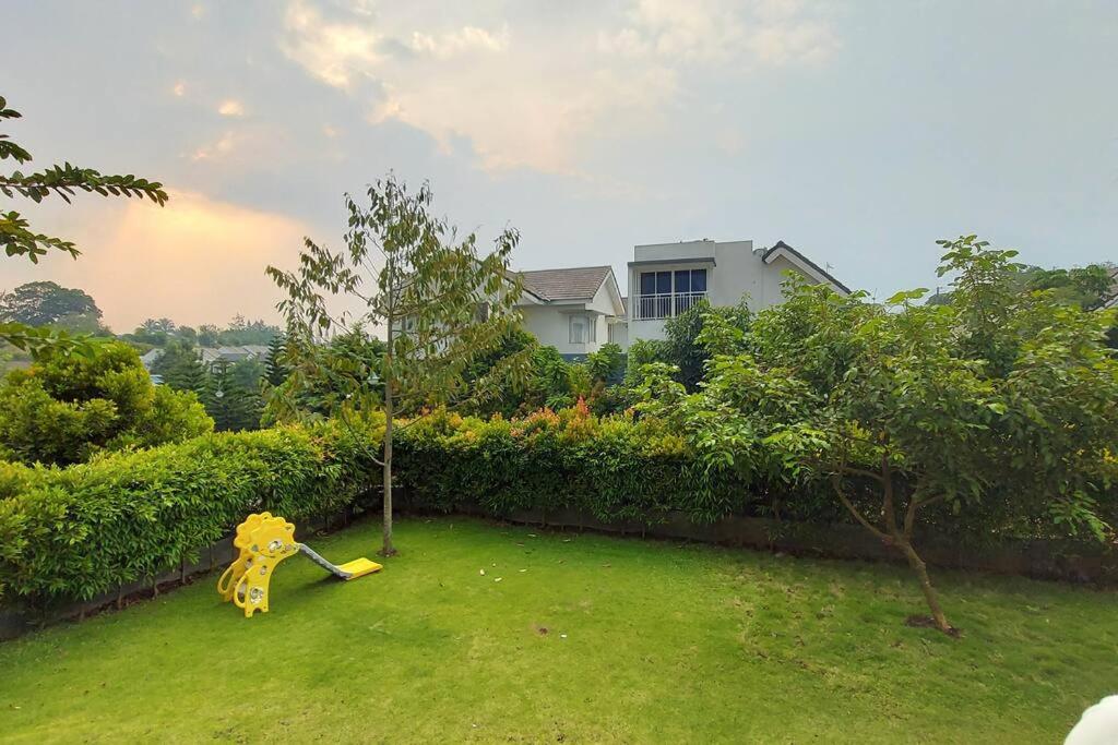 Villa Swandara Rancamaya With Netflix, Youtube, SmartTV and Nice Backyard photo 3