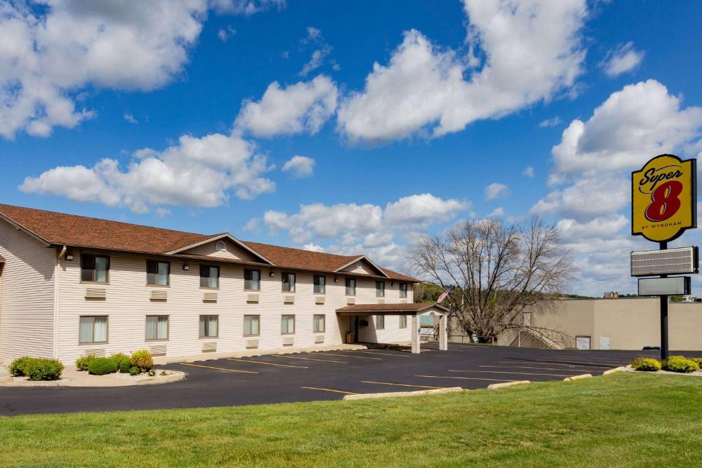 Super 8 by Wyndham Decorah photo 1